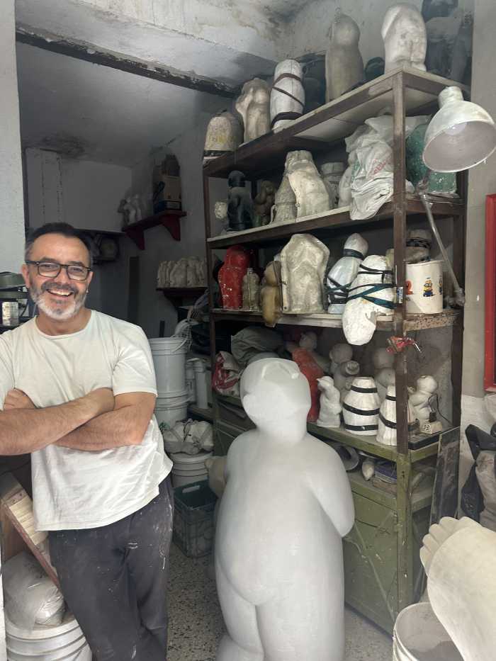 MANUEL DE FRANCESCO: El escultor que celebra la vida entre arcillas, silencios y hombres-niños