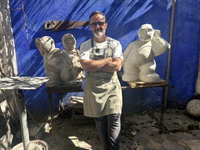 MANUEL DE FRANCESCO: El escultor que celebra la vida entre arcillas, silencios y hombres-niños