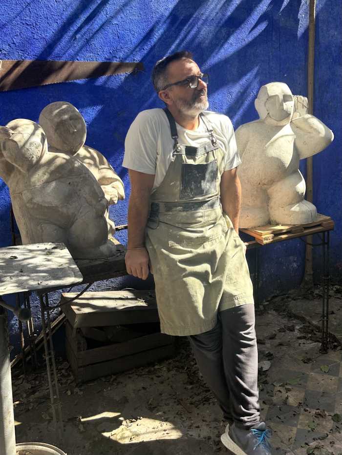 MANUEL DE FRANCESCO: El escultor que celebra la vida entre arcillas, silencios y hombres-niños