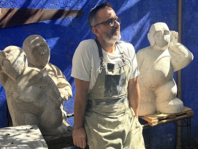 MANUEL DE FRANCESCO: El escultor que celebra la vida entre arcillas, silencios y hombres-niños